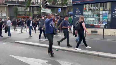 フランスの人々が暴政に反対する French people raise against Tyranny