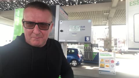 Prezzo della benzina in Germania DOCUMENTARIO FEBBRAIO 2024 benzina a 1,679 euro/l mentre in Lombardia in MERDALIA💩 1,83 euro/l UN PAESE TRISTE DOVE I POVERI TEDESCHI GUADAGNANO DI STIPENDIO SOLO 2 VOLTE QUELLO CHE GUADAGNANO I RICCHI LOMBARDI