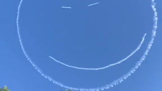 Pilots make giant smiley face in the sky