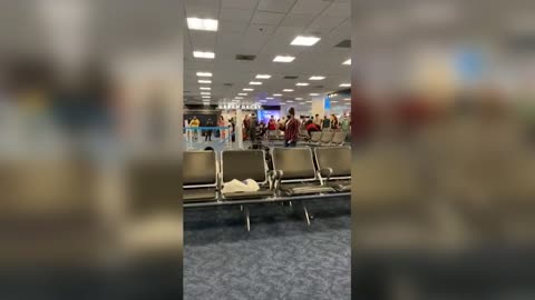 Riña entre al menos siete personas en el aeropuerto de Miami deja un detenido