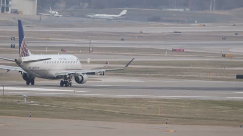 SkyWest (United Express) Embraer ERJ-175 Departing St Louis Lambert Intl Airport
