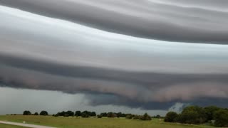 Stunning Shelf Cloud Streaks Across Sky