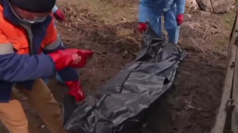 The burial of civilians who died from bombings by Russian invaders in Mariupol #Ukraine