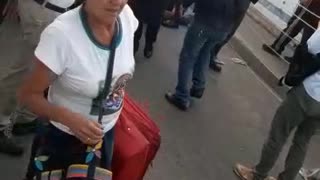 Hombres de la Guardia Venezolana rompieron la barrera y desertaron 3