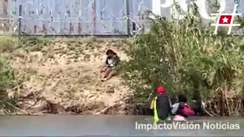 Migrants cross the Rio Grande in Piedras Negras Coahuila (07/18/2022)