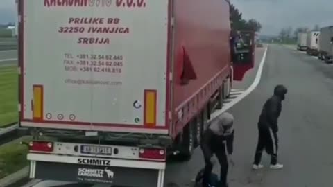 migranti che arrivano in italia con i camion