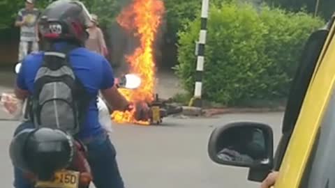 Video: En Lagos III de Floridablanca, le quemaron la moto y lo 'cascaron' por 'rata'