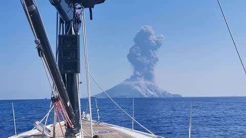 Watch the EXACT moment the Stromboli volcano erupted!