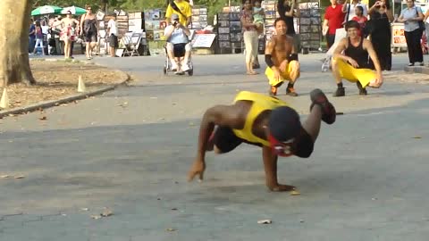 Street men break-dancing !