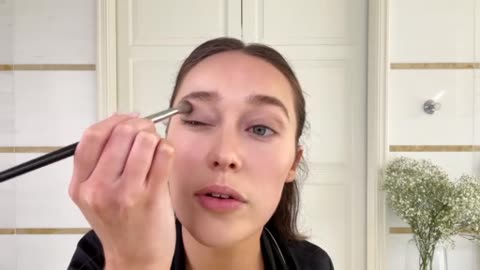 Alycia Debnam-Carey’s 11-Step Skin-Care Routine and Bronzed Makeup Look