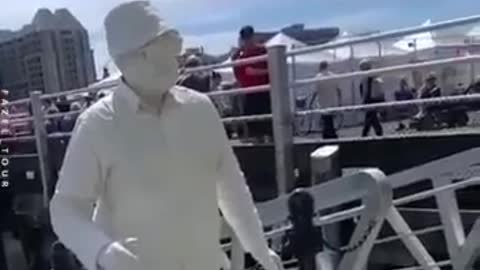 Funny reactions Human statue