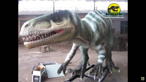 Life size animatronic robotic Deinonychus. Whoa