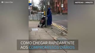 Mãe é filmada andando de patins enquanto empurra carrinho de bebê