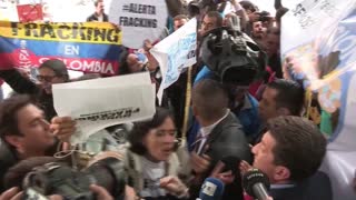 Decenas de personas se manifiestan contra el "fracking" en Colombia