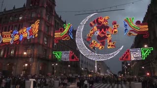 Ciudad de México ilumina el Zócalo por los 500 años de resistencia indígena