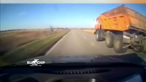 Dump Truck versus Police - Hot Pursuit in Russia