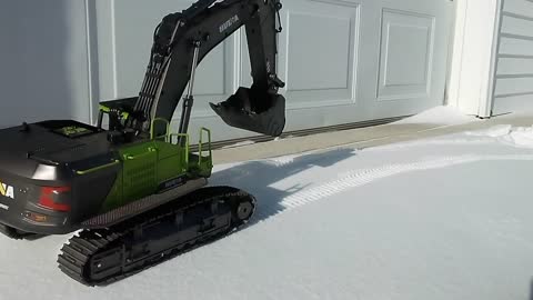 R/C EXCAVATOR DRIVING ON SNOW DRIFT AND DIGGING