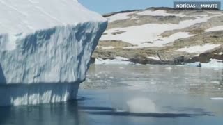 Atleta monta pizza inflável para descer iceberg gigante