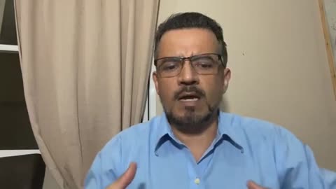 Dr. Fredy Portillo muestra un vídeo noticioso y explica como mata la 'vacuna'