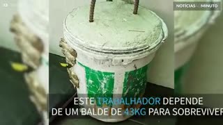 A vida deste trabalhador depende apenas de um balde!