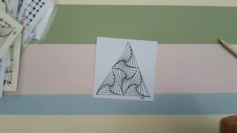 Beginners Zentangle tile: Very Easy to follow demonstration of Paradox triangle pattern, relaxing!