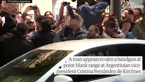 Man points gun at Argentinian vice-president Cristina Fernández de Kirchner