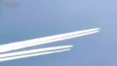 Cambio climatico En el segundo 0:25 se ve claramente como otro avión empieza con la fumigación.