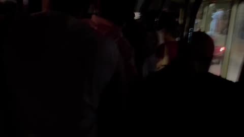 Video: “Sin luz y apretados”, la travesía de pasajeros tras falla en Transcaribe