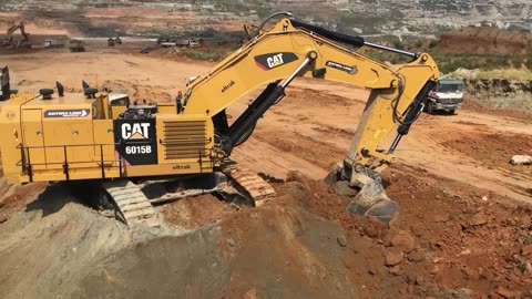 Caterpillar_6015B_Excavator_Loading_Trucks_Non_Stop_For_3_HoSegment2