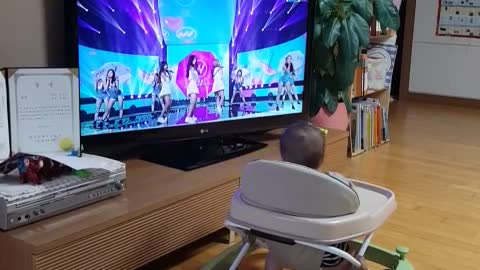 Baby has hilarious reaction to singers on TV