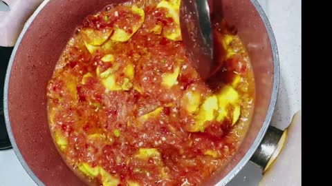 Eggs with potatoes and tomatoes | تخم مرغ با بادنجان رومی و کچالو | خوندورې هګۍ | Husna Nazhand