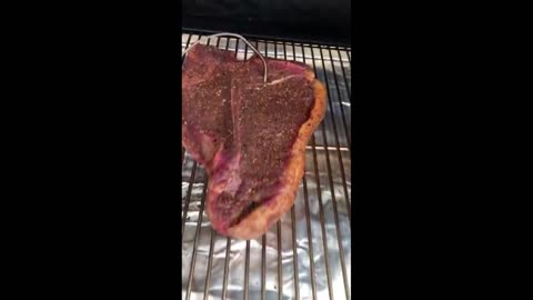 "Grill Mastery: Perfecting Porterhouse Steak! 🥩🔥 | #SteakLovers #GrillingPerfection 🍽️✨"