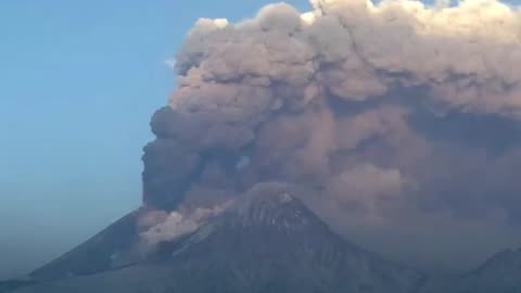 Alarma por erupción en el volcán activo más alto de Eurasia