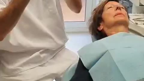 Odontologo despierto decantando el oxido de grafeno de la anestesia