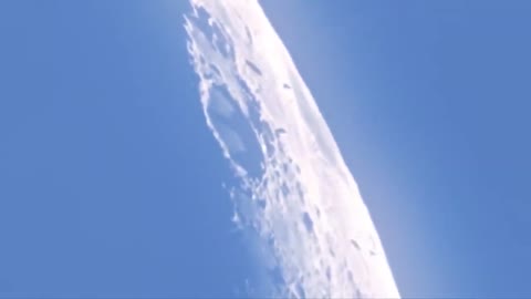 【UFO】 Huge UFO formations near the moon have been widely reported abroad