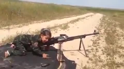 Little girl using a machine gun !