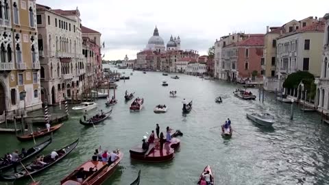 Giant violin brings Vivaldi to Venice canal