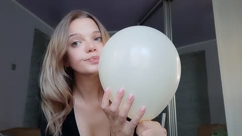Asmr I'm Eating a Balloon #baloon #eatingballoon #asmr