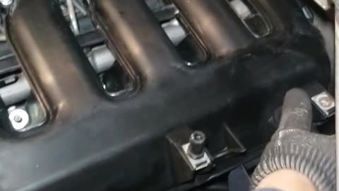 Installing back the intake manifold to a BMW X5 E70 with M57 diesel twinturbo engine
