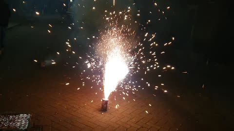 Roos en Opa steken vuurwerk van Matthijs af