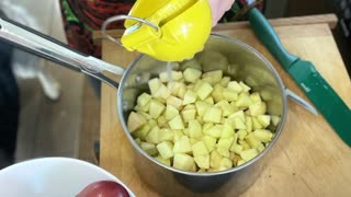 Making apple sauce