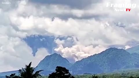 Momen Gunung Berapi Meletus Memuntahkan Awan Panas ke Langit dan Menghujani Kota kota Terdekat