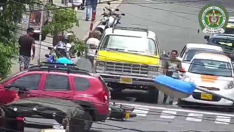 Video: Momento en que fue quemada la moto de un ladrón en Bucaramanga