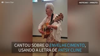 Senhora de 90 anos canta sobre o envelhecimento em aniversário