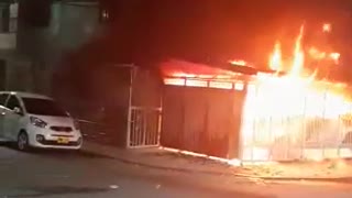 Video: Un hombre resultó con quemaduras al incendiarse un micromercado en Girón