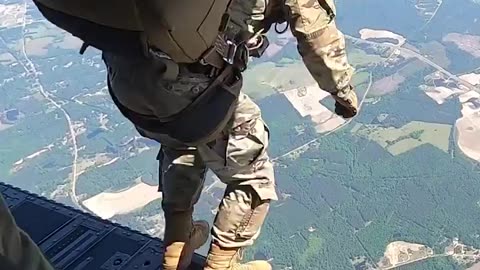 See soldiers free fall from a CH-47 Chinook during POMPOC-E training