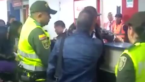 El escándalo de Dario Gómez tras ser detenido y sacado del aeropuerto de Pereira