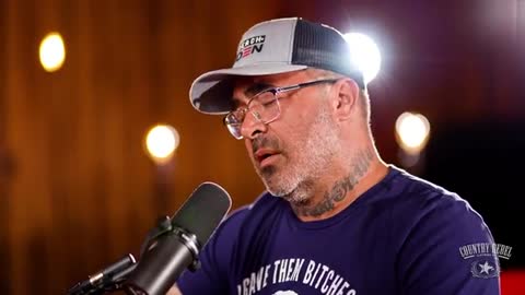 Aaron Lewis sings Patriotic Anthem 'Am I The Only One' (Live Acoustic)