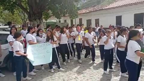 Estudiantes del único colegio en Cepitá protestan por falta de transporte escolar