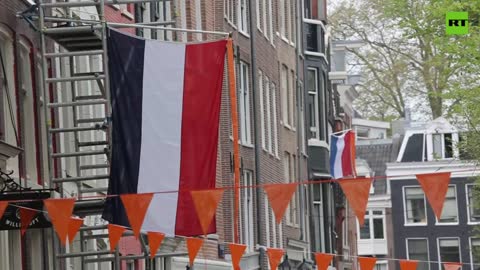 'King's Day' celebrato ad Amsterdam.Dopo una pausa di due anni a causa della pandemia di COVID,i cittadini olandesi si sono riversati nei canali e nei parchi per celebrare il tanto atteso Koningsdag,la festa del re olandese Willem Alexander